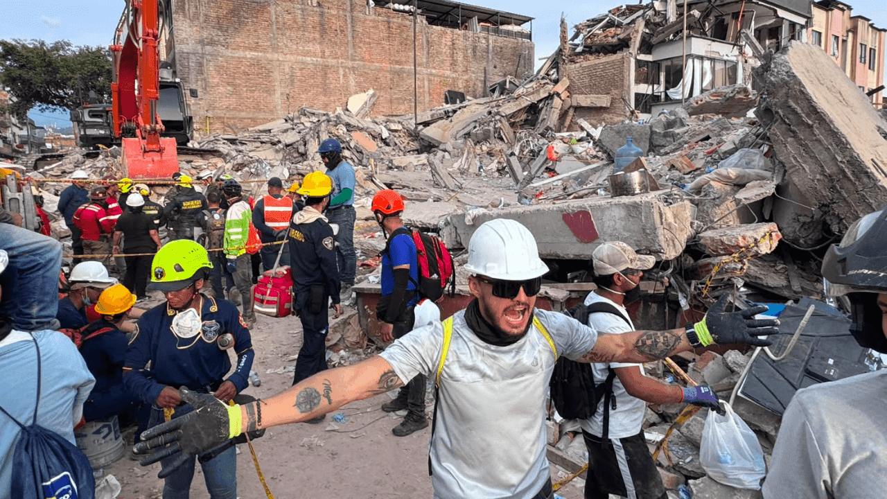 En la calle 13 con carrera 8 de Pereira, entre polvo, concreto roto y la urgencia de las horas, rescatistas y voluntarios se abren paso entre los escombros que dejó el terremoto. Miércoles 12 de agosto. | Foto: Carlos Marín C.