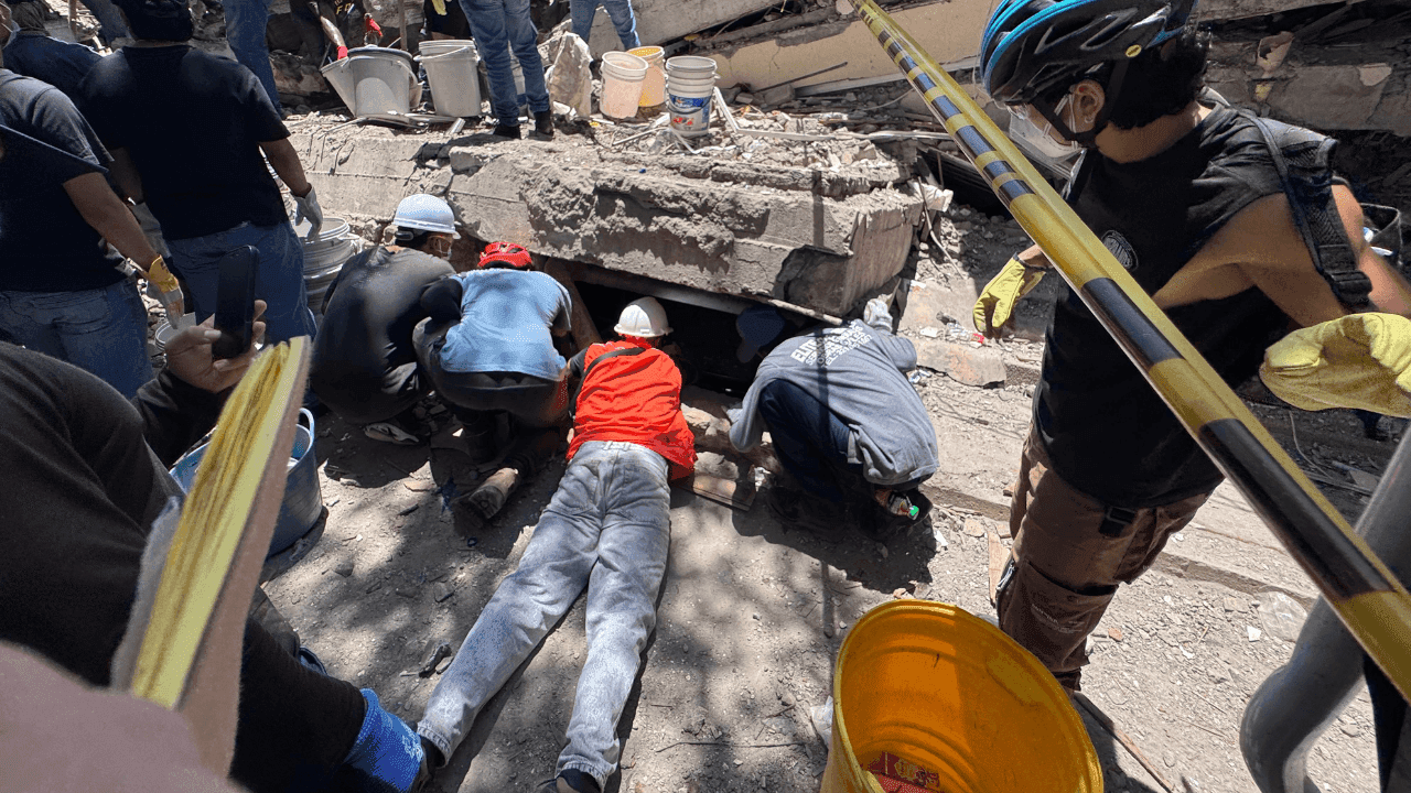 Rescatistas buscan sobrevivientes entre los escombros de la Urbanización Torres del Limonar, en el barrio Capri, sur de Cali. Parte de las labores se concentran en el parqueadero. | Foto: Carlos Marín C.