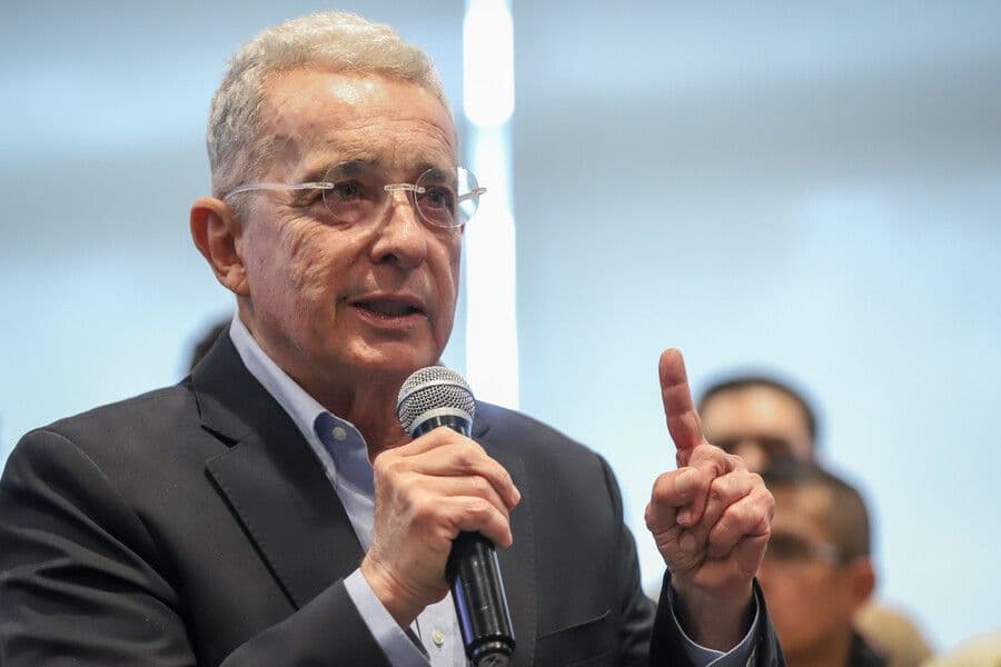 El expresidente Álvaro Uribe Vélez en una reunión reciente con la bancada del Centro Democrático. Foto: Colprensa – Catalina Olaya.