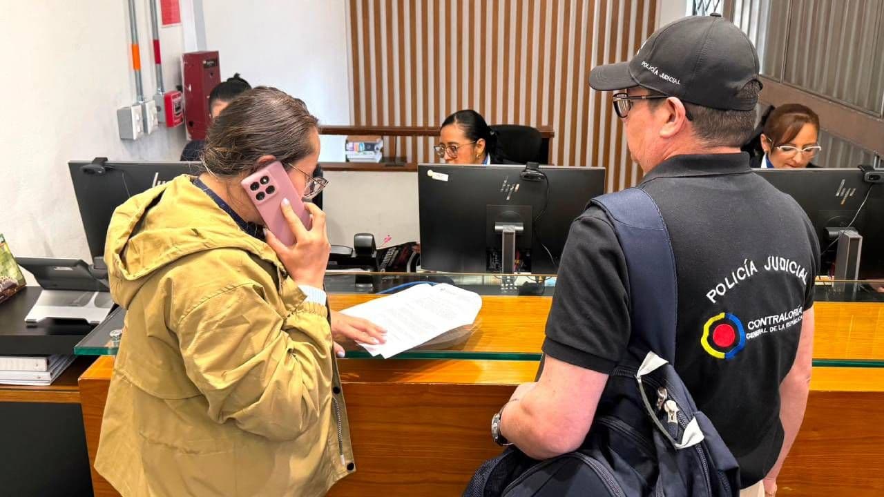 ¿Qué hacen la Policía Judicial de la Contraloría en el Ministerio de Hacienda?