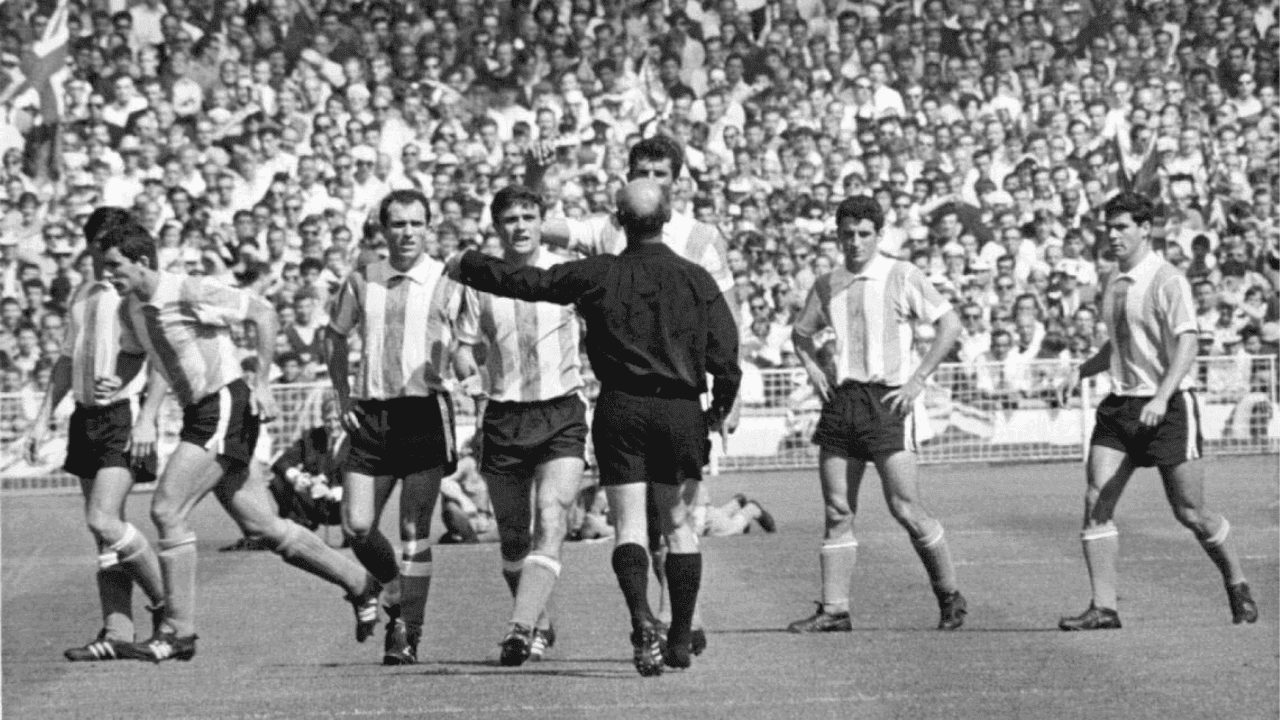 Antonio Rattín es expulsado en el partido contra Inglaterra en el Mundial de 1966. Créditos: Wikimedia Commons