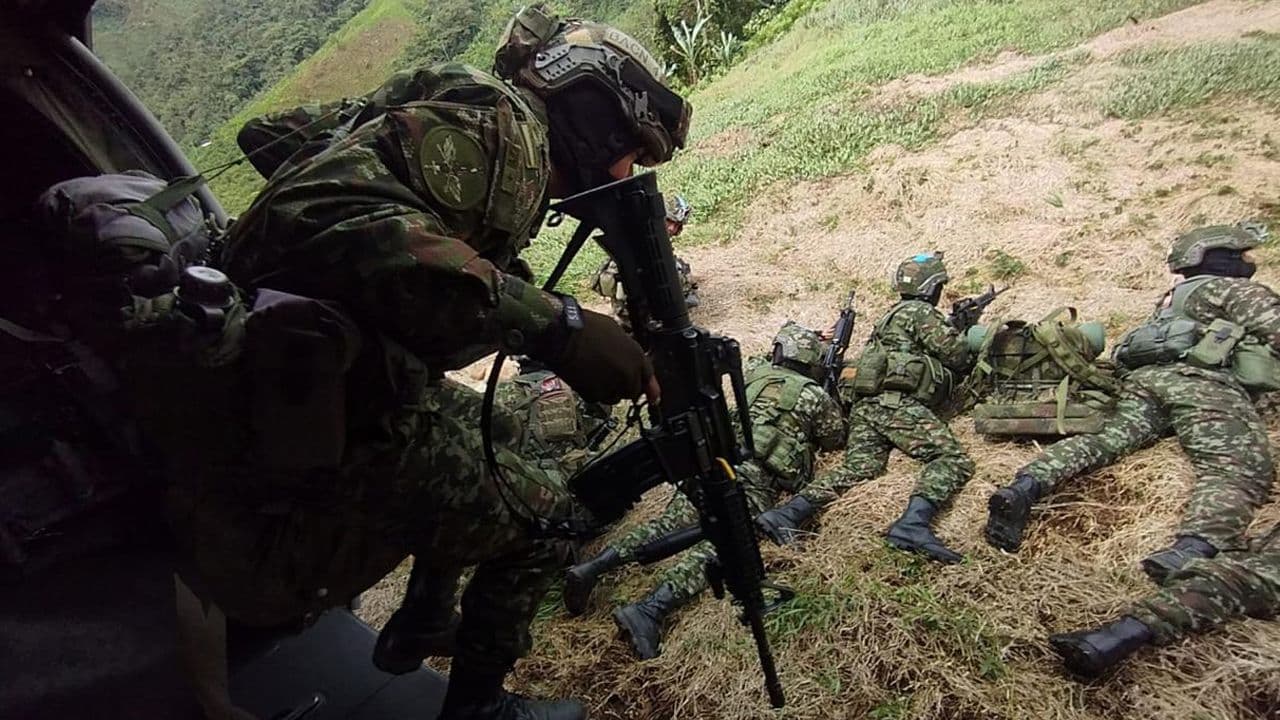 Desembarco de militares de un helicóptero
