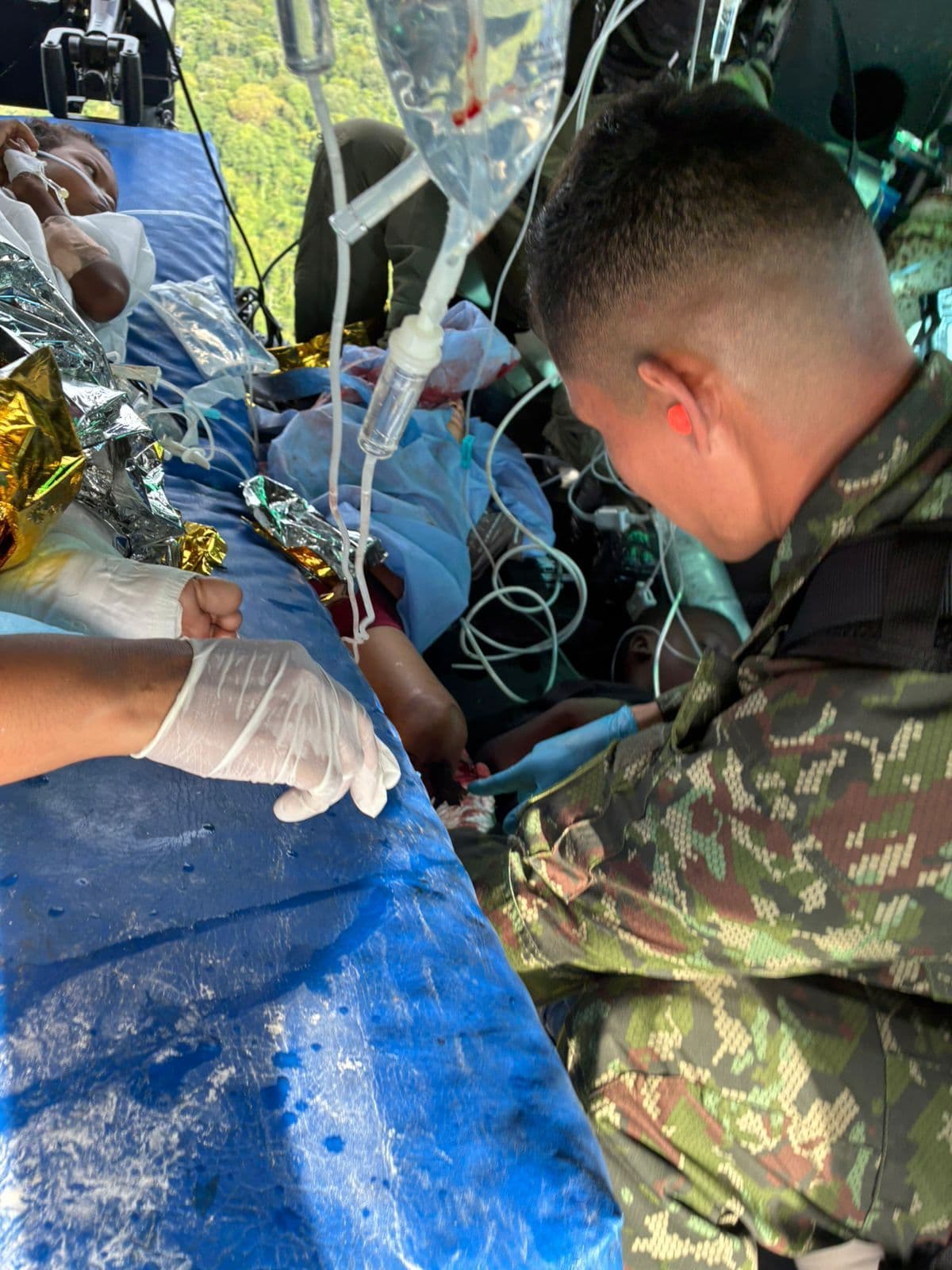La lucha contra el reloj de un rescatista del Ejército para salvar la vida de cuatro niños tras activar una mina antipersonal