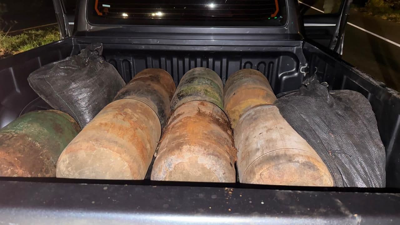 Escondida entre una buseta fueron encontradas las cargas explosivas con las que pretendía realizar un atentado las disidencias de las Farc. Foto: Policía Nacionall 