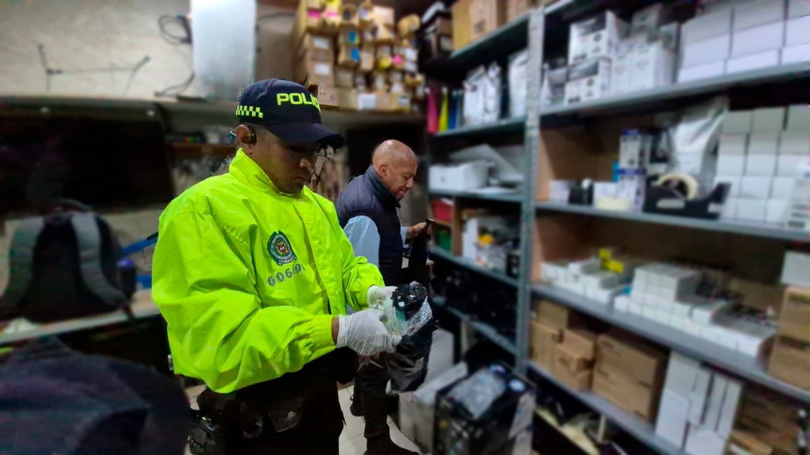 Más de 4.500 elementos de oficina falsificados fueron incautados en Bogotá