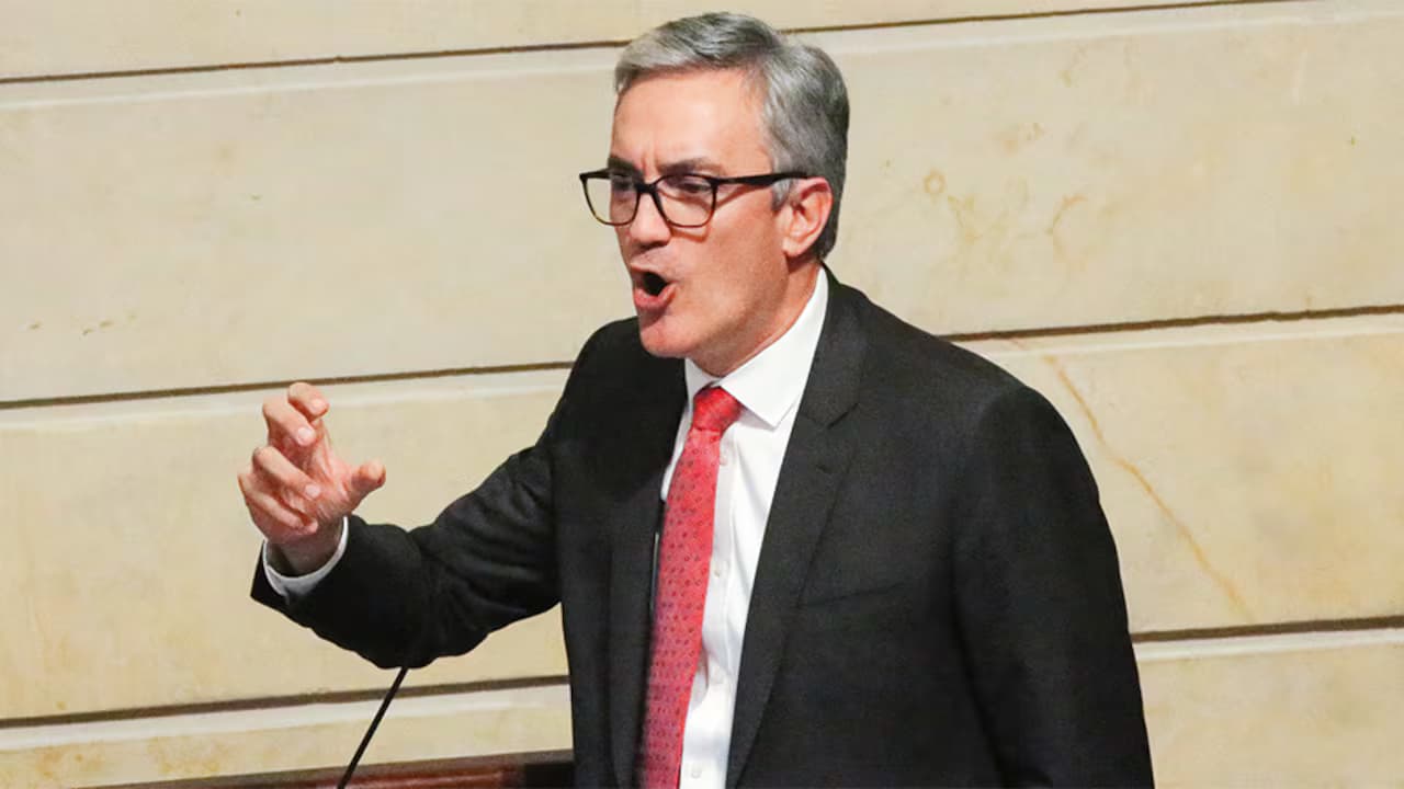 "Le está sirviendo a los intereses del petrismo": el duro choque entre Oswaldo Ortiz y Christian Garcés por la pelea entre uribistas y abelardistas
