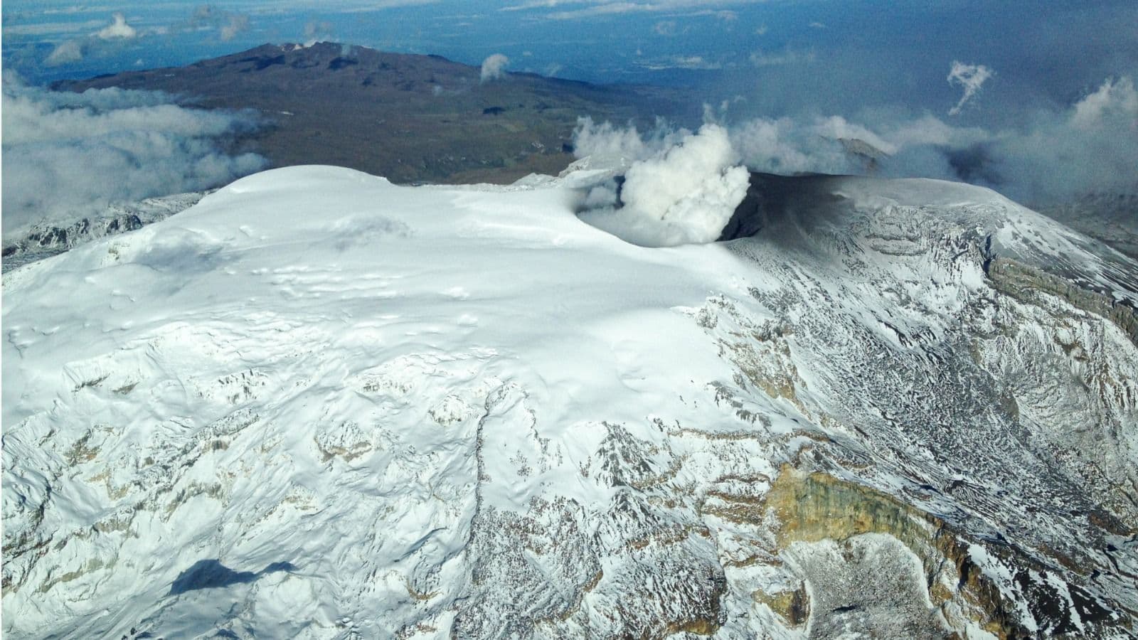 photologuephotos2023-06volcan_nevado_ruiz_alerta_naranjajpeg