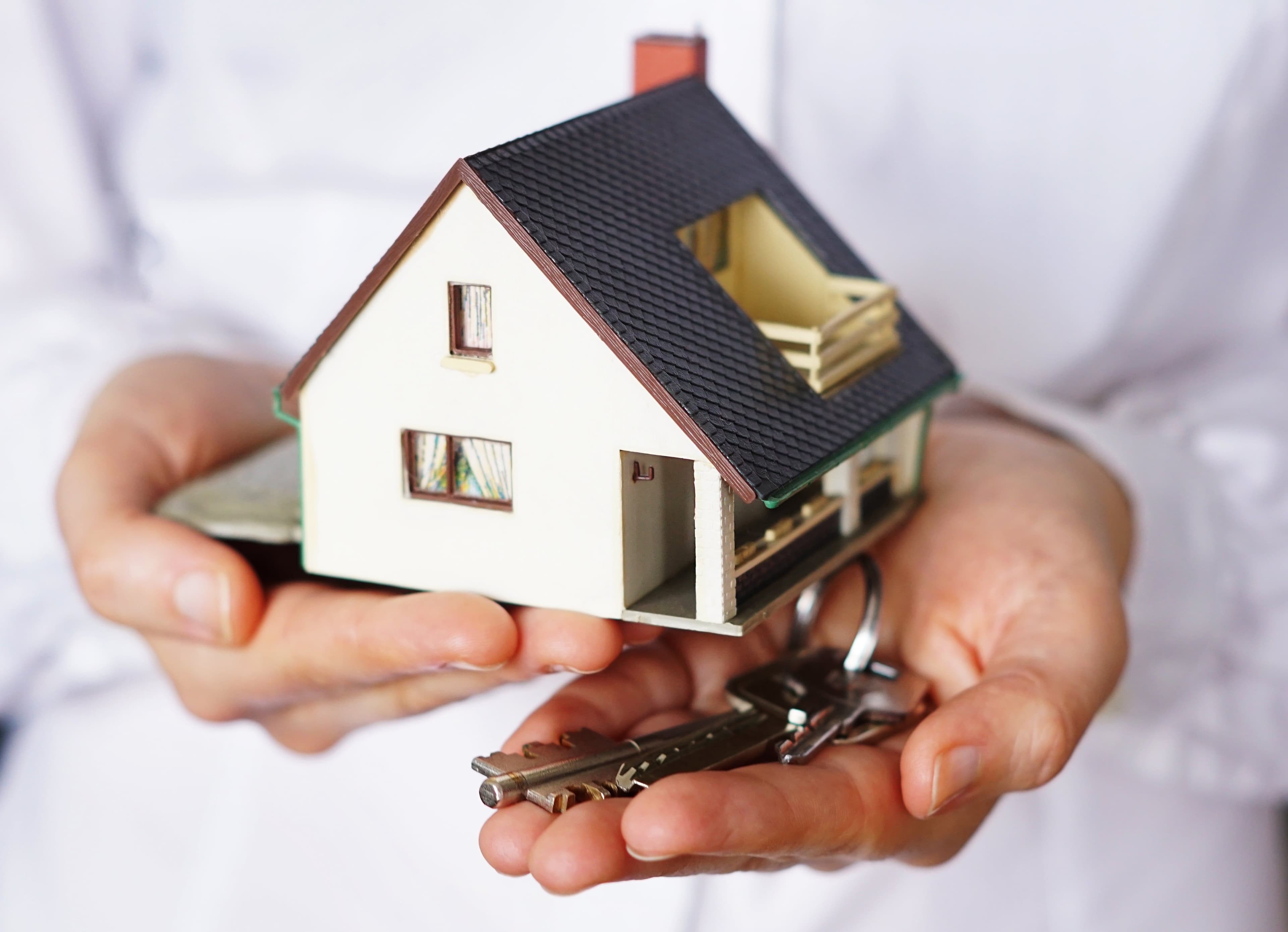photologuephotos2023-09primer-plano-persona-pensando-comprar-o-vender-casa_1_minjpg