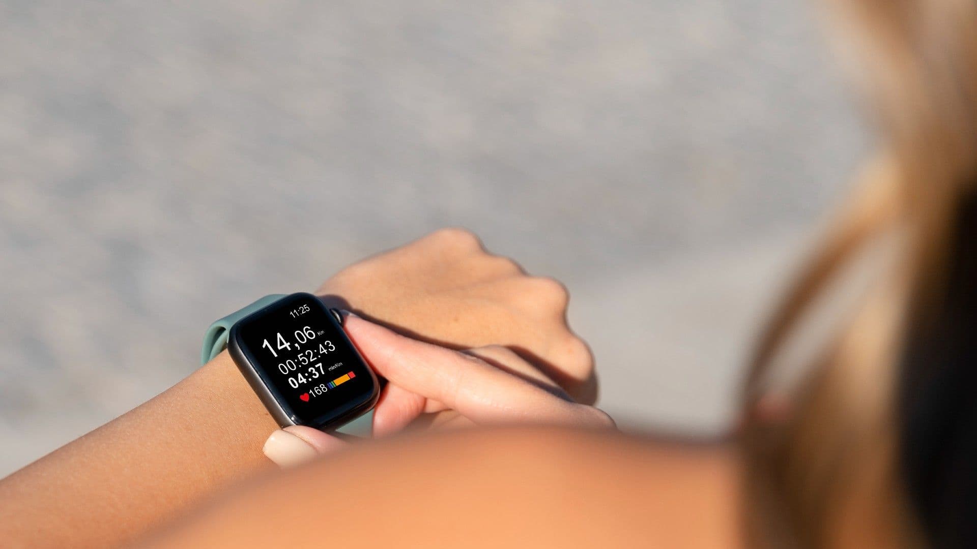 photologuephotos2023-08cerrar-mano-usando-smartwatchjpg
