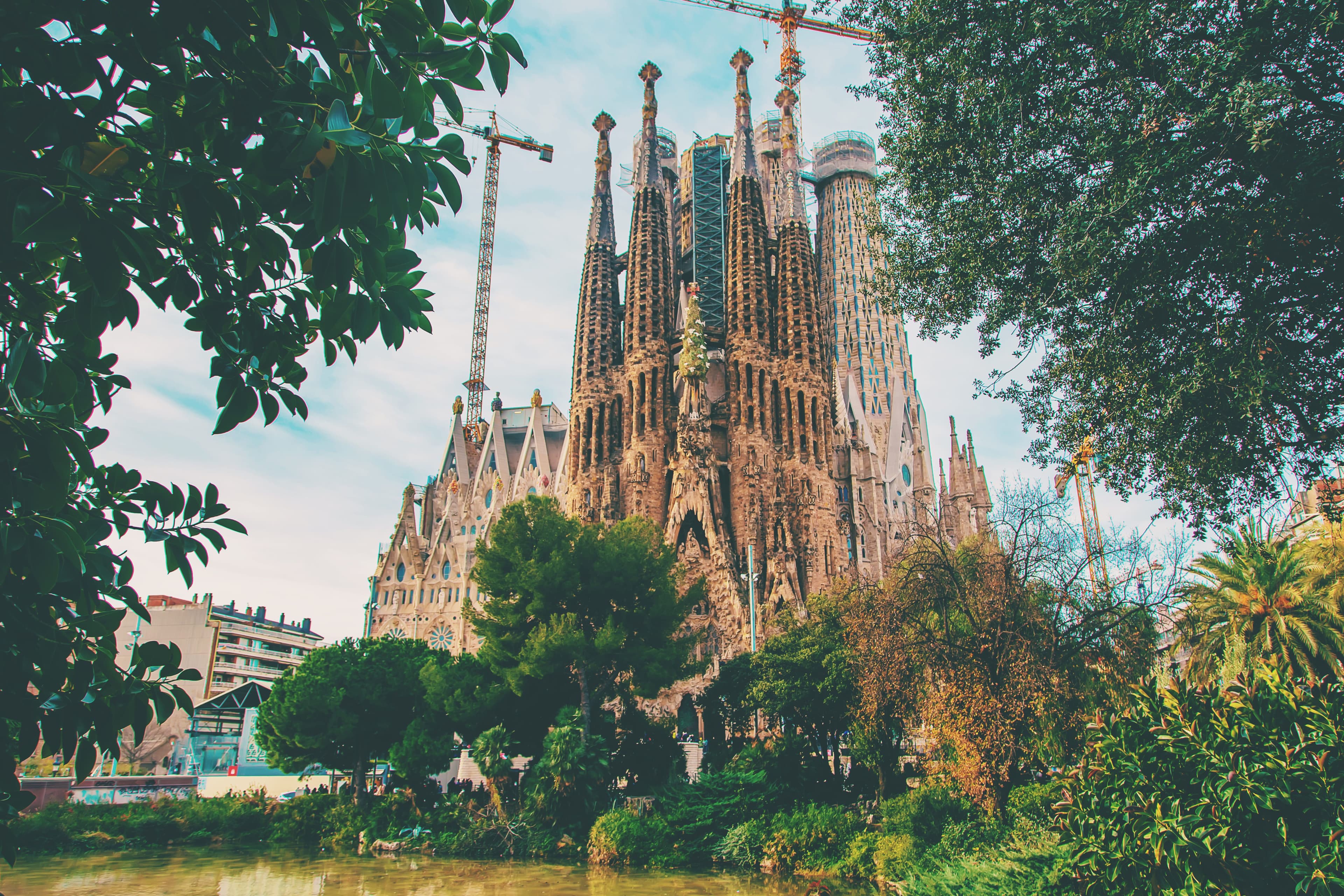 photologuephotos2023-10sagrada-familia-barcelona-al-amanecer-enfoque-selectivo_1jpg