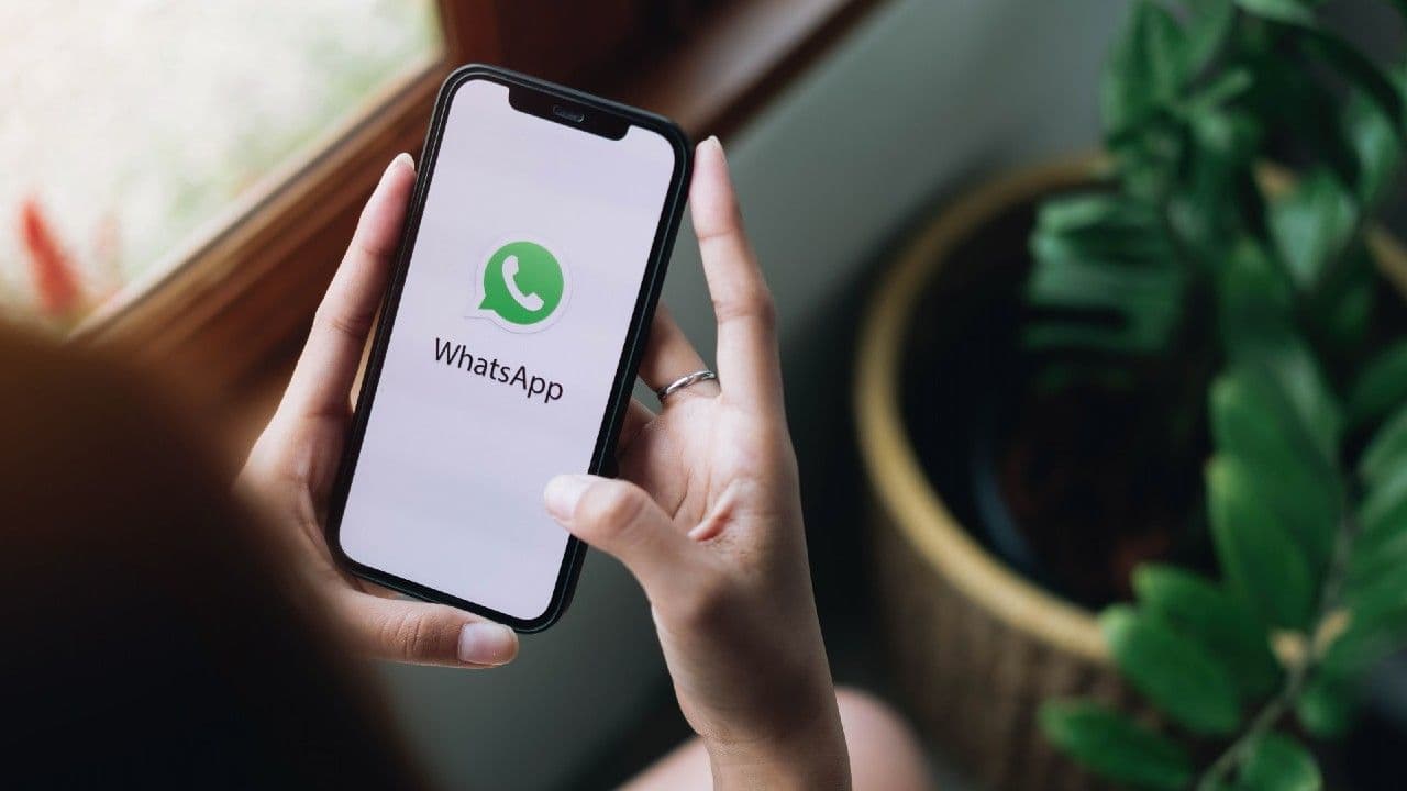 photologuephotos2023-11chiang-mai-tailandia-lan-10-2022-hombre-sosteniendo-iphone-tienda-aplicaciones-abierta-buscando-servicio-social-internet-whatsapp-pantalla-iphone-fue-creado-desarrollado-apple-inc_1jpg