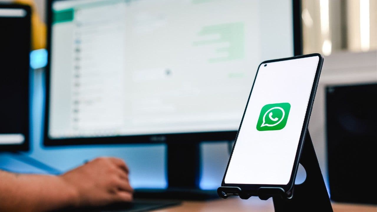 photologuephotos2023-11telefono-movil-icono-whatsapp-pantallajpg