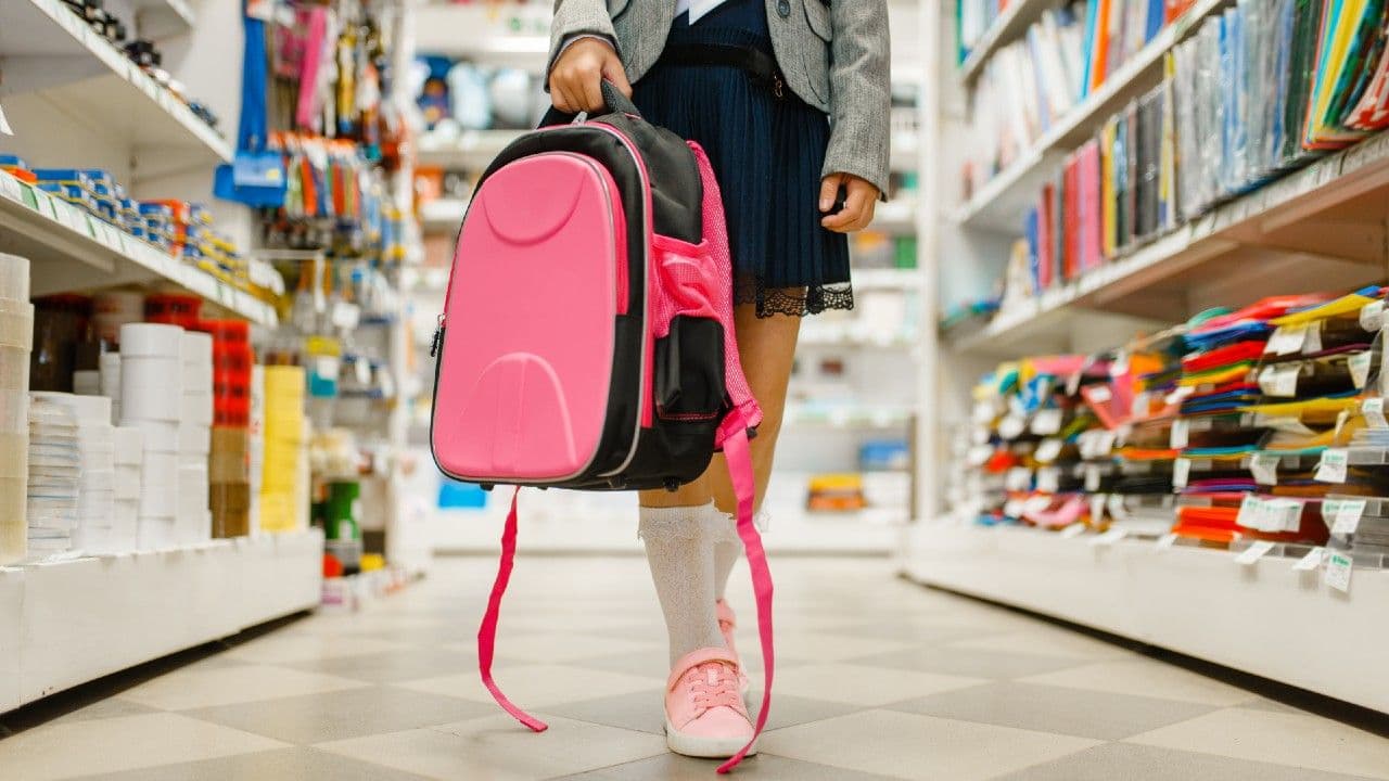 photologuephotos2024-01colegiala-mochila-mano-estante-papeleria-nina-comprando-suministros-oficina-tienda-escolares-supermercadojpg