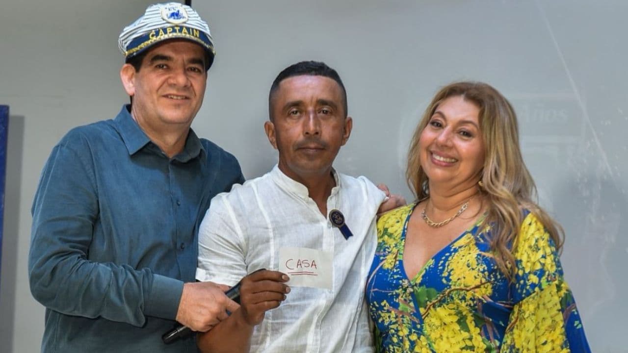 photologuephotos2024-11empresario_colombiano_regalo_tres_casasjpg