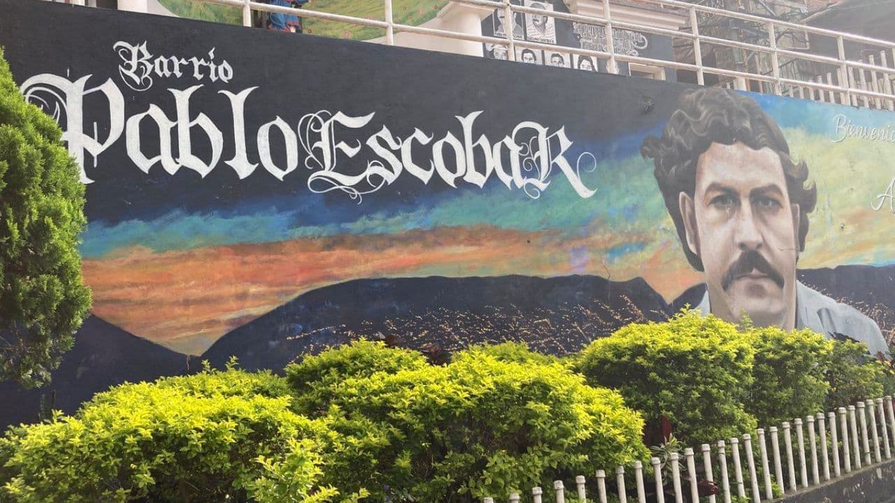 photologuephotos2025-01alcaldia_de_medellin_borro_mural_de_pablo_escobar_en_la_comuna_9jpg