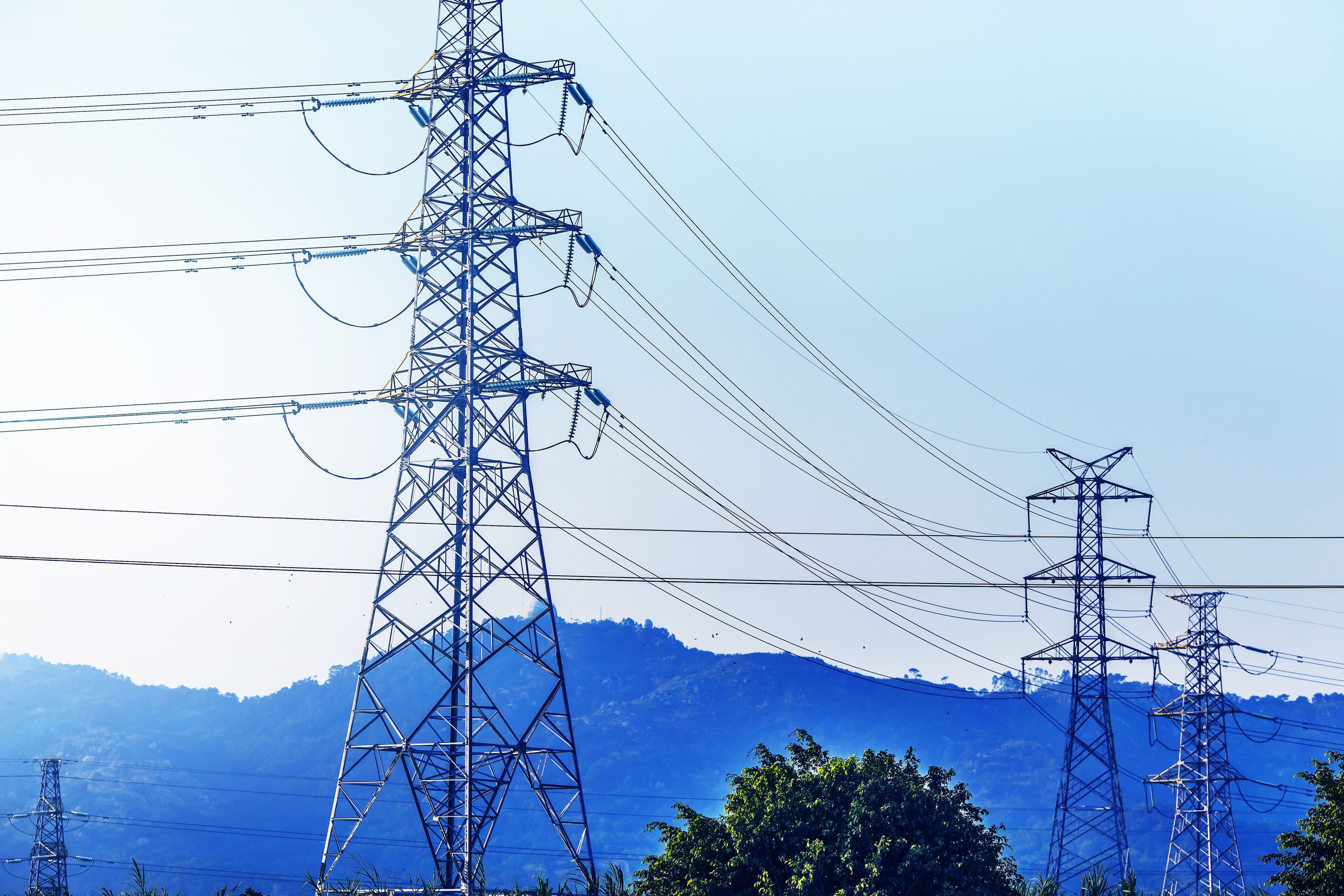 photologuephotos2025-03electricity-transmission-pylon-silhouetted-against-blue-sky-d_1jpg