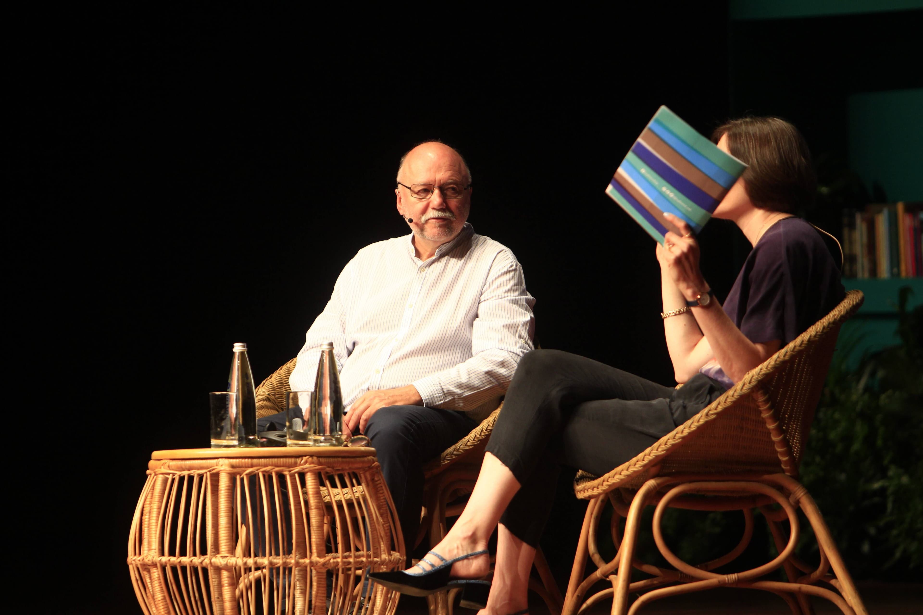 photologuephotos2025-01andrei_kurkov_en_conversacion_con_emma_graham_harrison_durante_el_hay_festival_2023jpg