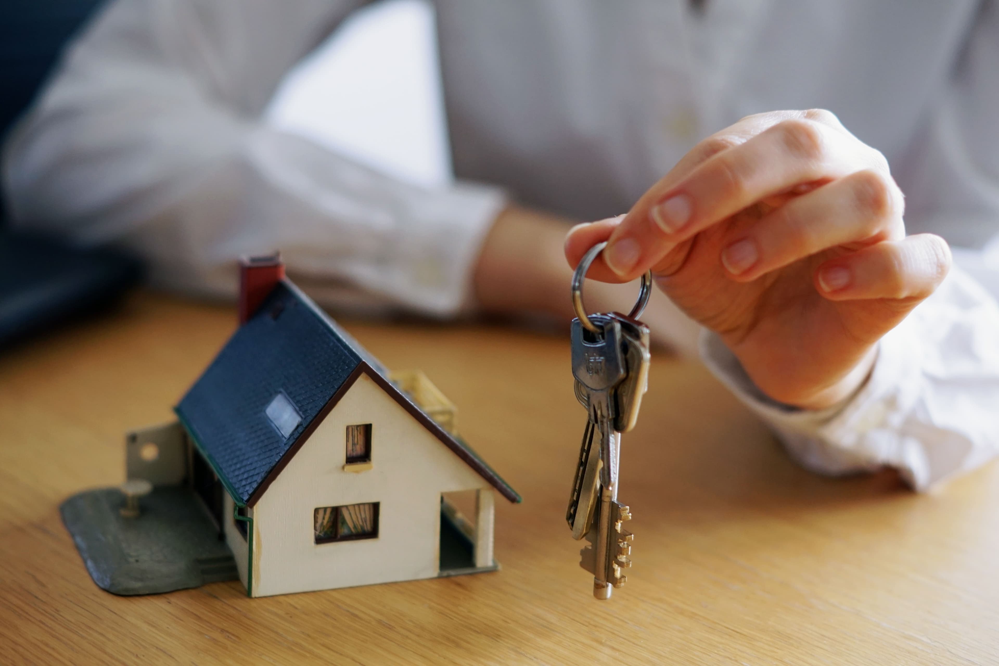 photologuephotos2025-03closeup-shot-person-thinking-buying-selling-house_1jpg