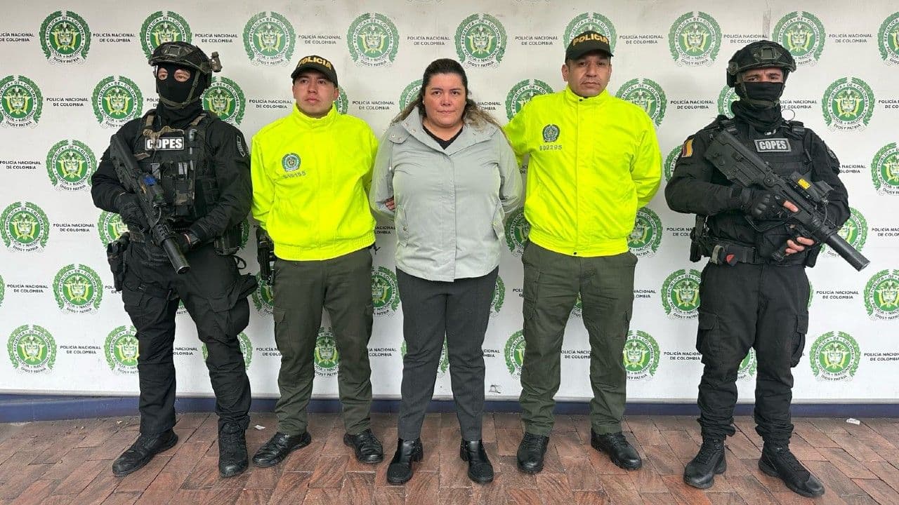 photologuephotos2025-03alias_la_tia_policiajpg