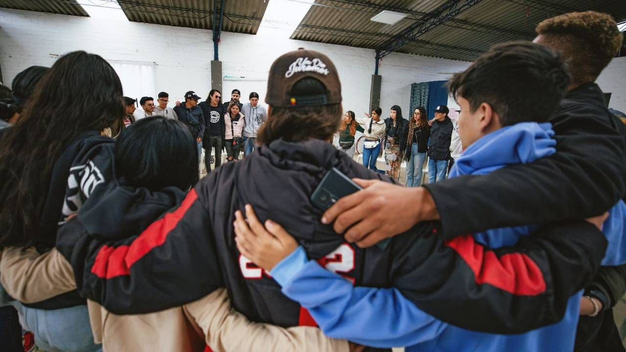 photologuephotos2025-05jovenes_en_pazjpg