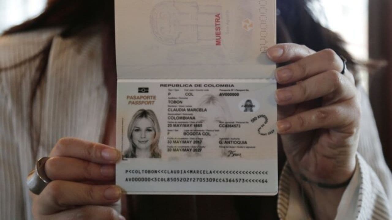 photologuephotos2025-07entrega_pasaportes_oficialesjpg
