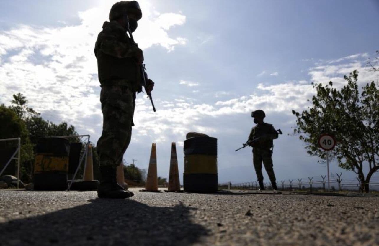 photologuephotos2025-08militares_sombra_okkkjpg