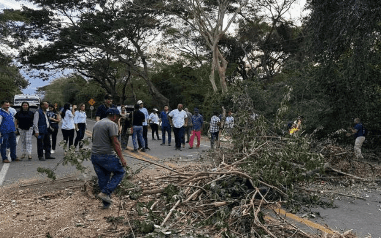 photologuephotos2025-05bloqueos_en_la_guajirapng