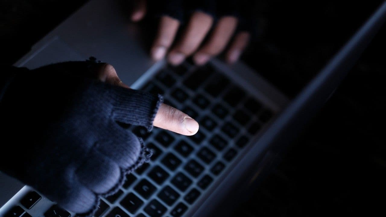 photologuephotos2025-07un-primer-plano-de-la-mano-de-un-hacker-robando-datos_1jpg