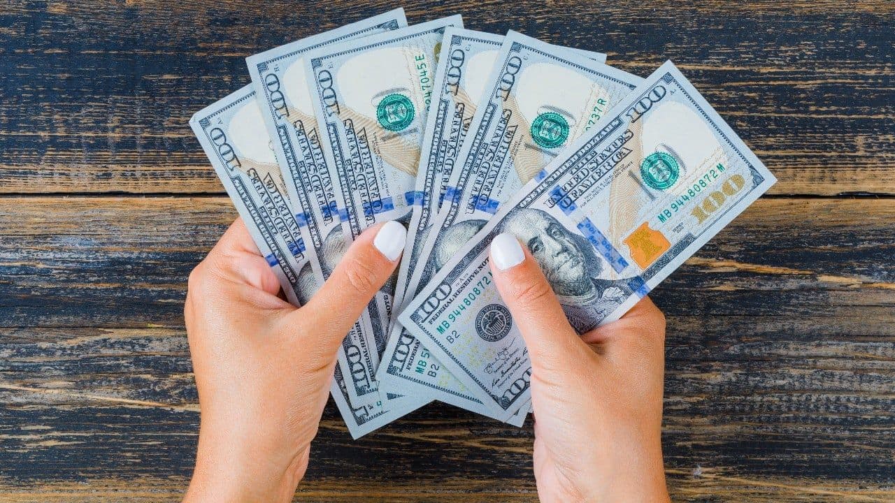 photologuephotos2025-08mujer-contando-dinero_1jpg