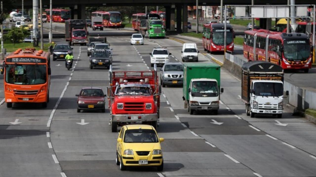 photologuephotos2025-08vehiculos_transitando_por_bogotajpg