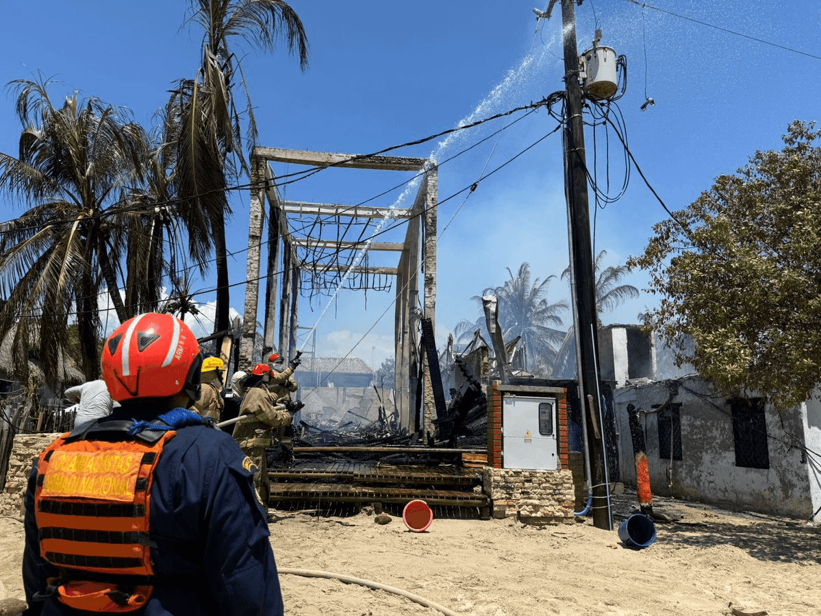 Momento de la atención del incendio en Rincón del Mar (Sucre), el pasado 9 de septiembre.