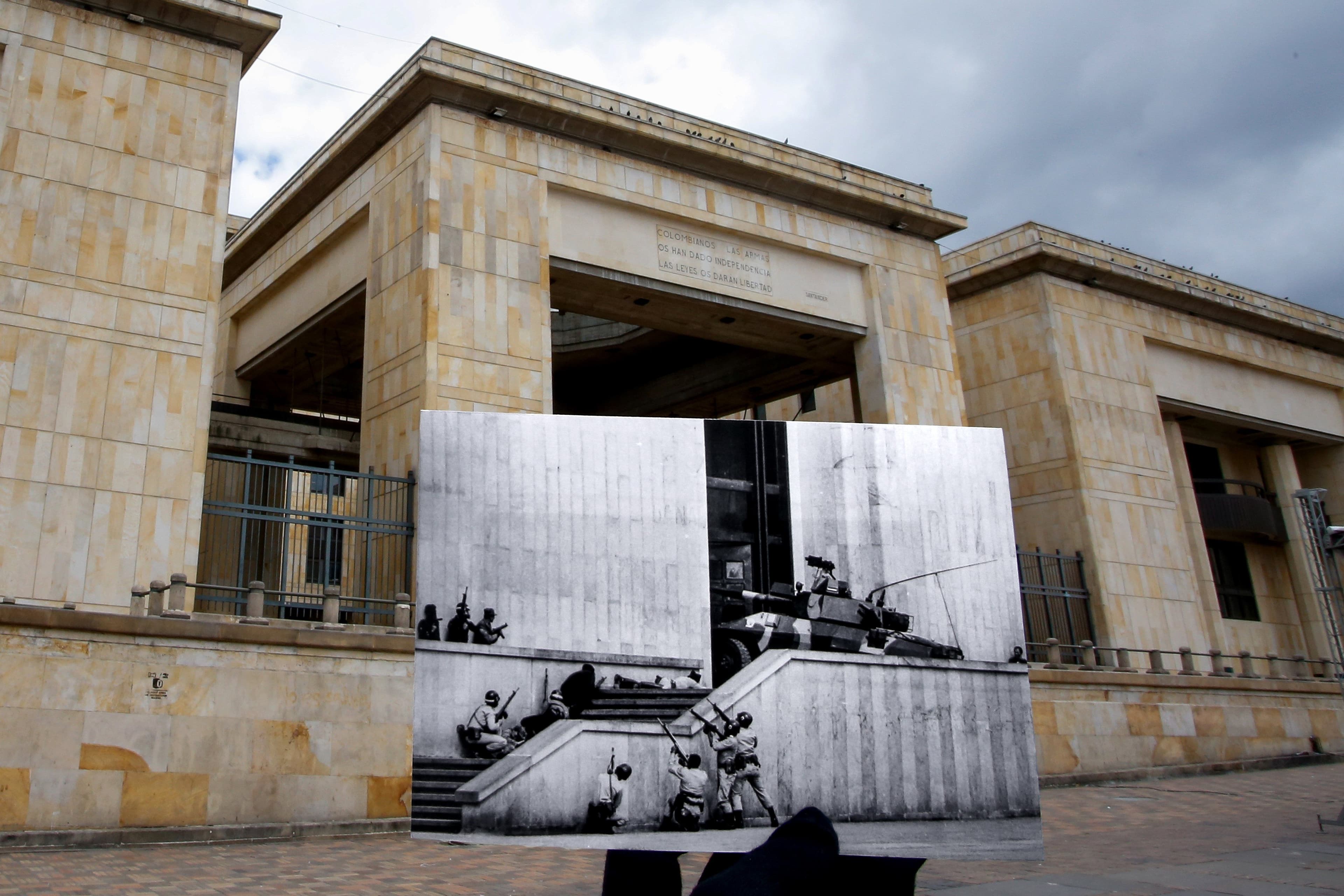 Toma del Palacio de Justicia comparativo