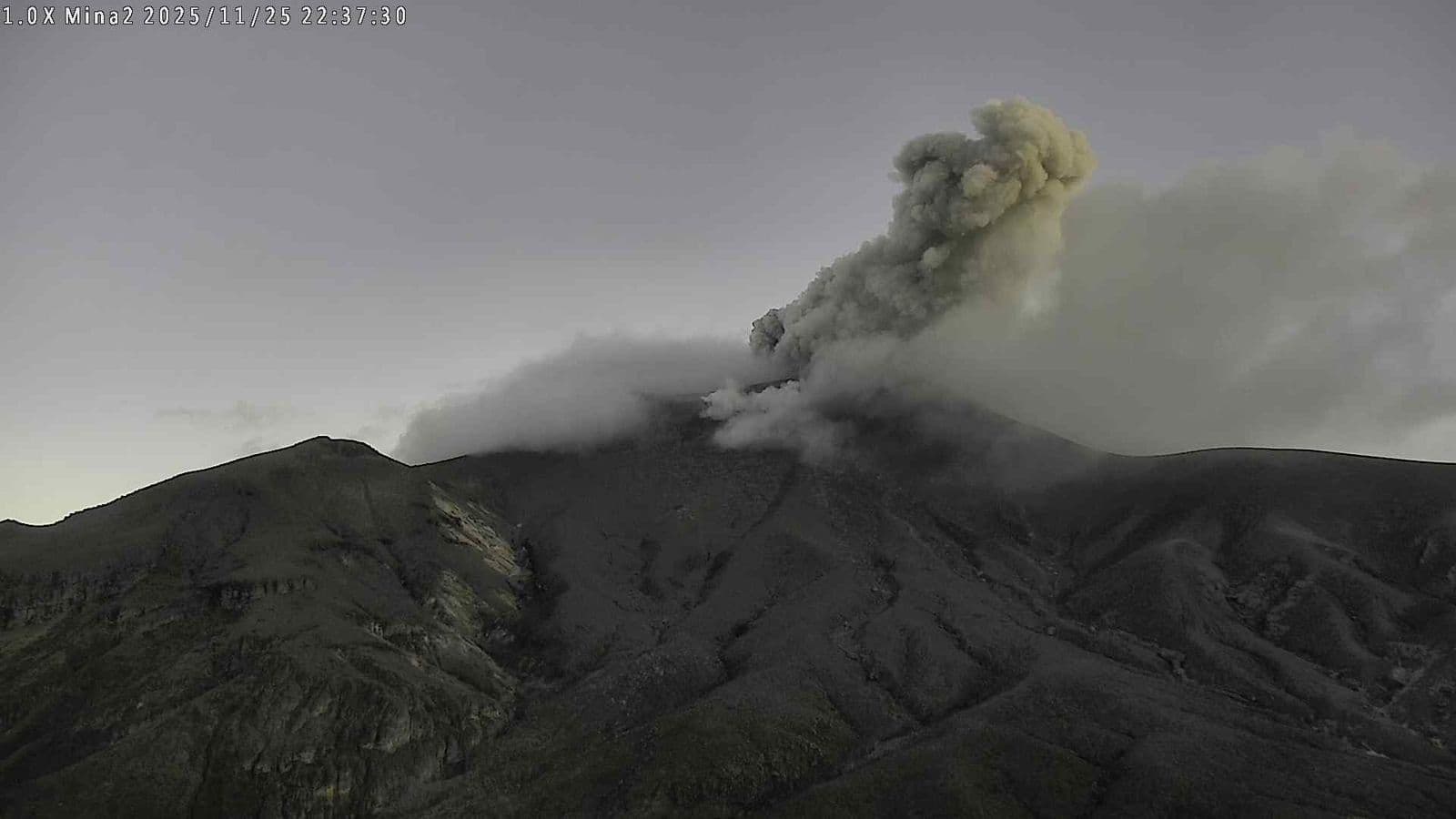 Volcán Puracé emisión de ceniza