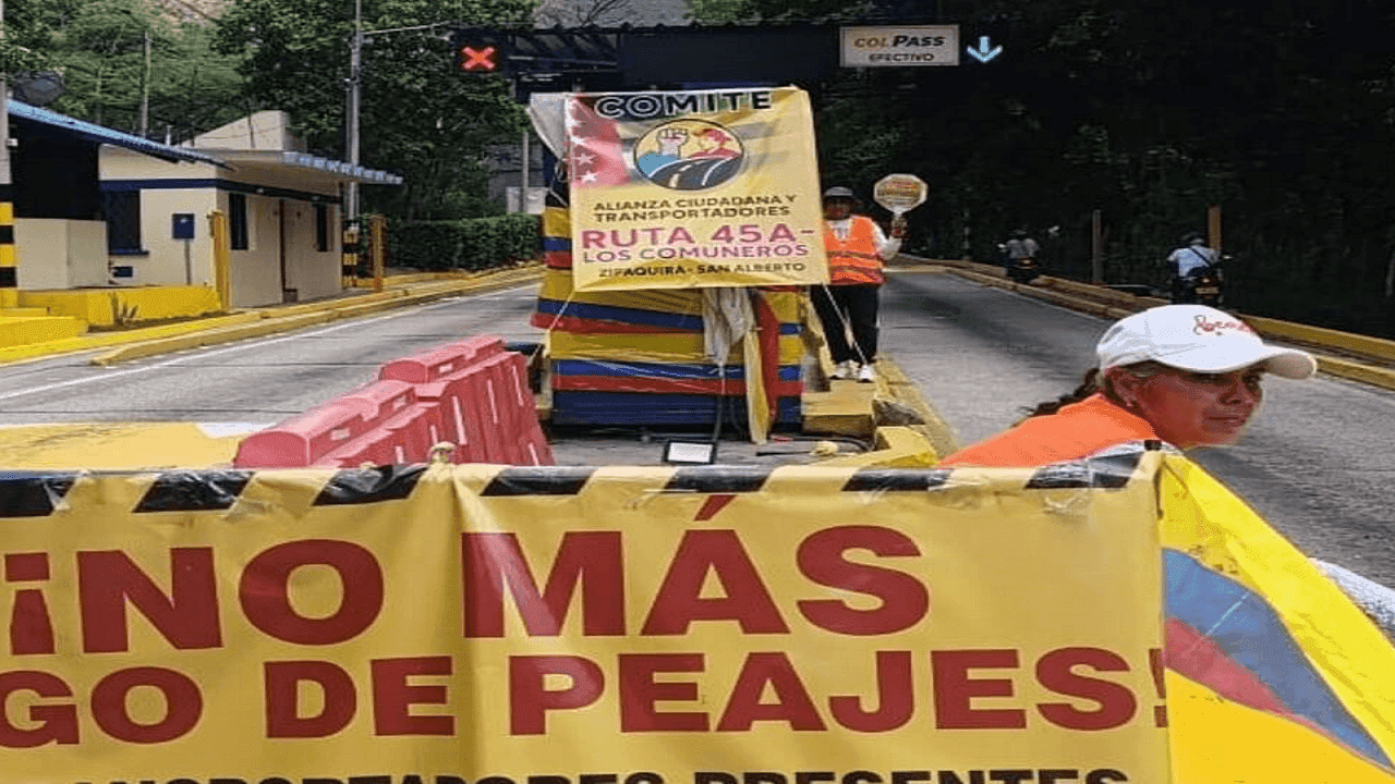 Imagen de una de las protestas en uno de los peajes. Foto Tomada de Redes Sociales.