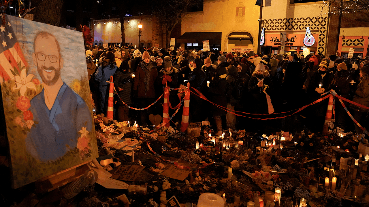 Vigilia en Mineápolis por la muerte del enfermero Alex Pretti tras un tiroteo con agentes federales.