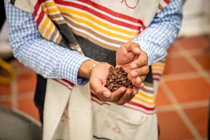La visita de los compradores europeos permitió conocer de primera mano los procesos productivos, las prácticas de sostenibilidad, la catación y el barismo desarrollados por asociaciones cafeteras de municipios PDET.