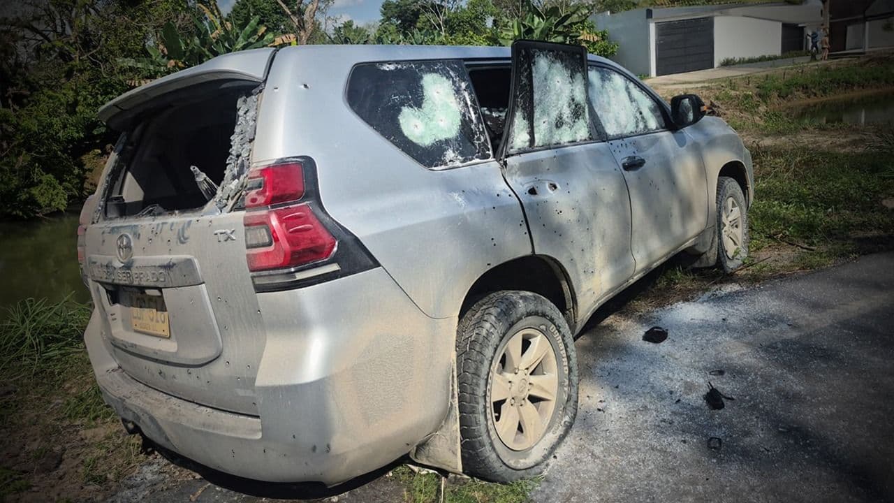 Así quedó uno de los vehículos del esquema de seguridad del senador Jairo Castellanos, del partido Alianza Social Independiente (ASI), atacado por el ELN en la vía entre Fortul y Tame, Arauca.