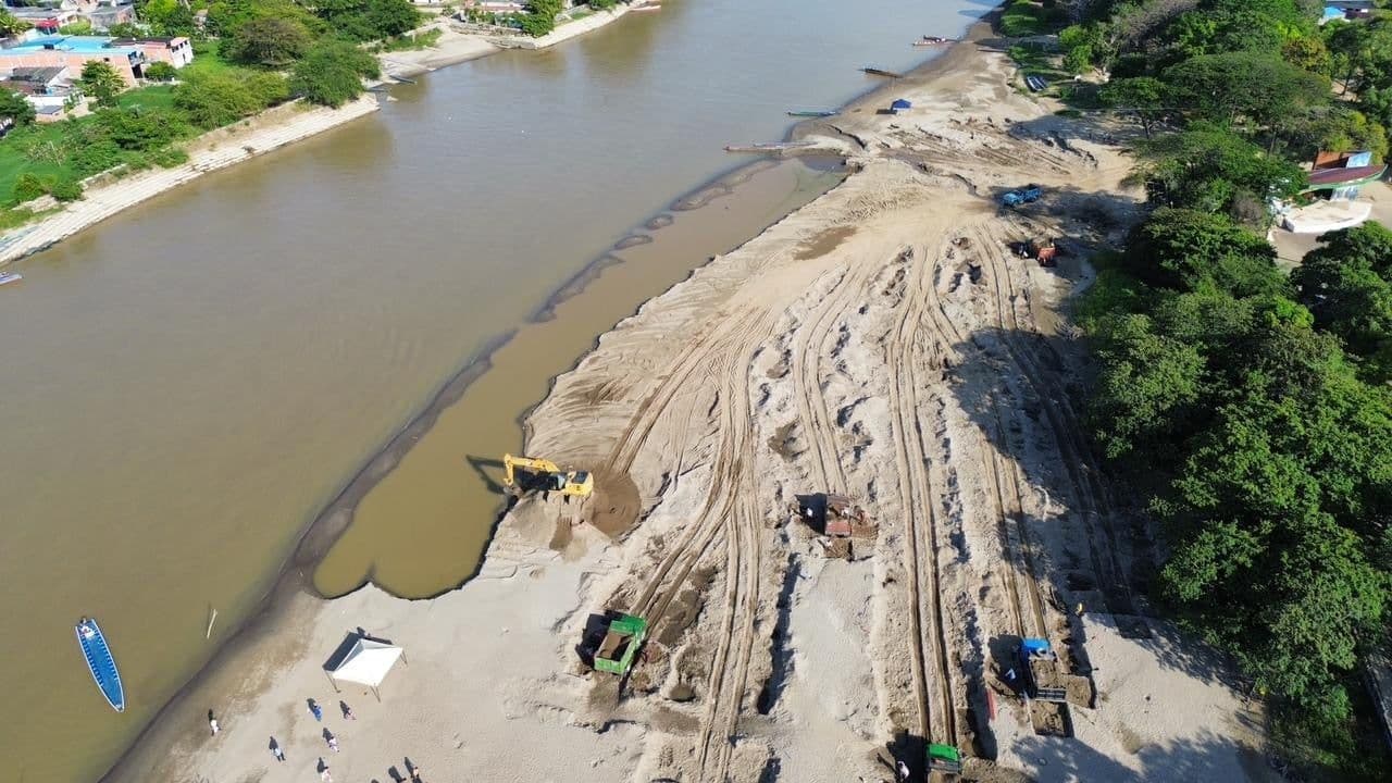 Maquinaria dentro del río durante trabajos