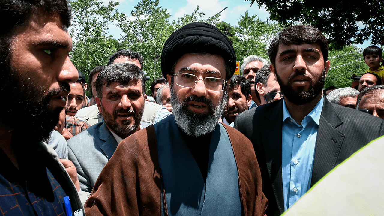 Mojtaba Jameneí, el hijo del líder supremo que podría asumir el poder en Irán