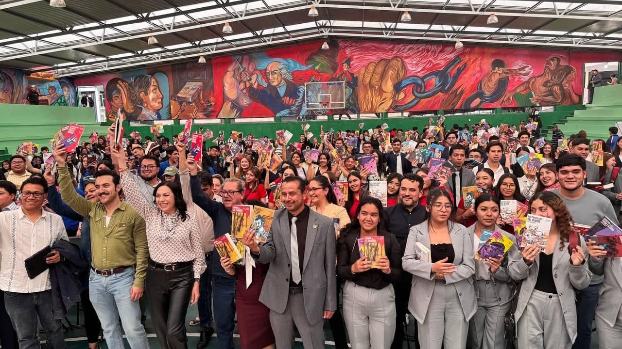 Entrega de libros FCE