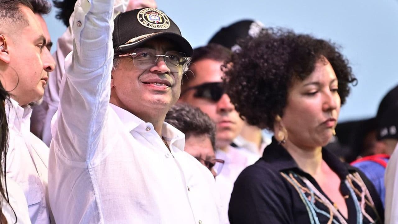 El presidente Gustavo Petro y la senadora Isabel Cristina Zuleta durante el "tarimazo" en Medellín.