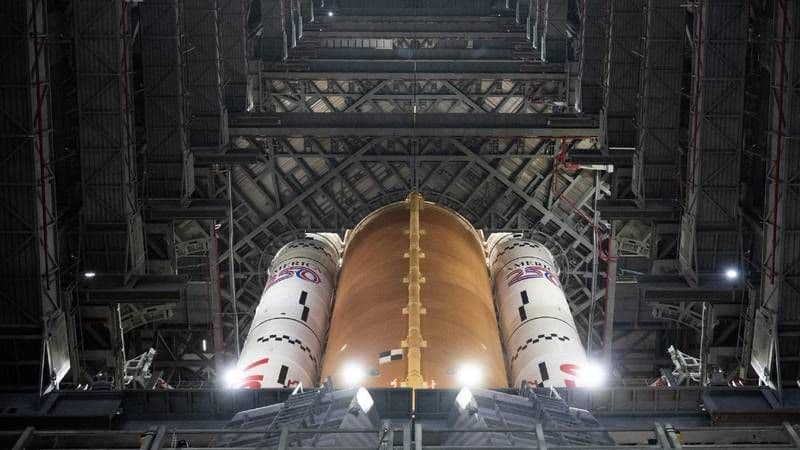 La Nasa llevó el cohete y la nave espacial de Artemis II desde el Edificio de Ensamblaje de Vehículos hasta la Plataforma de Lanzamiento 39B. Tomada de X @NASA