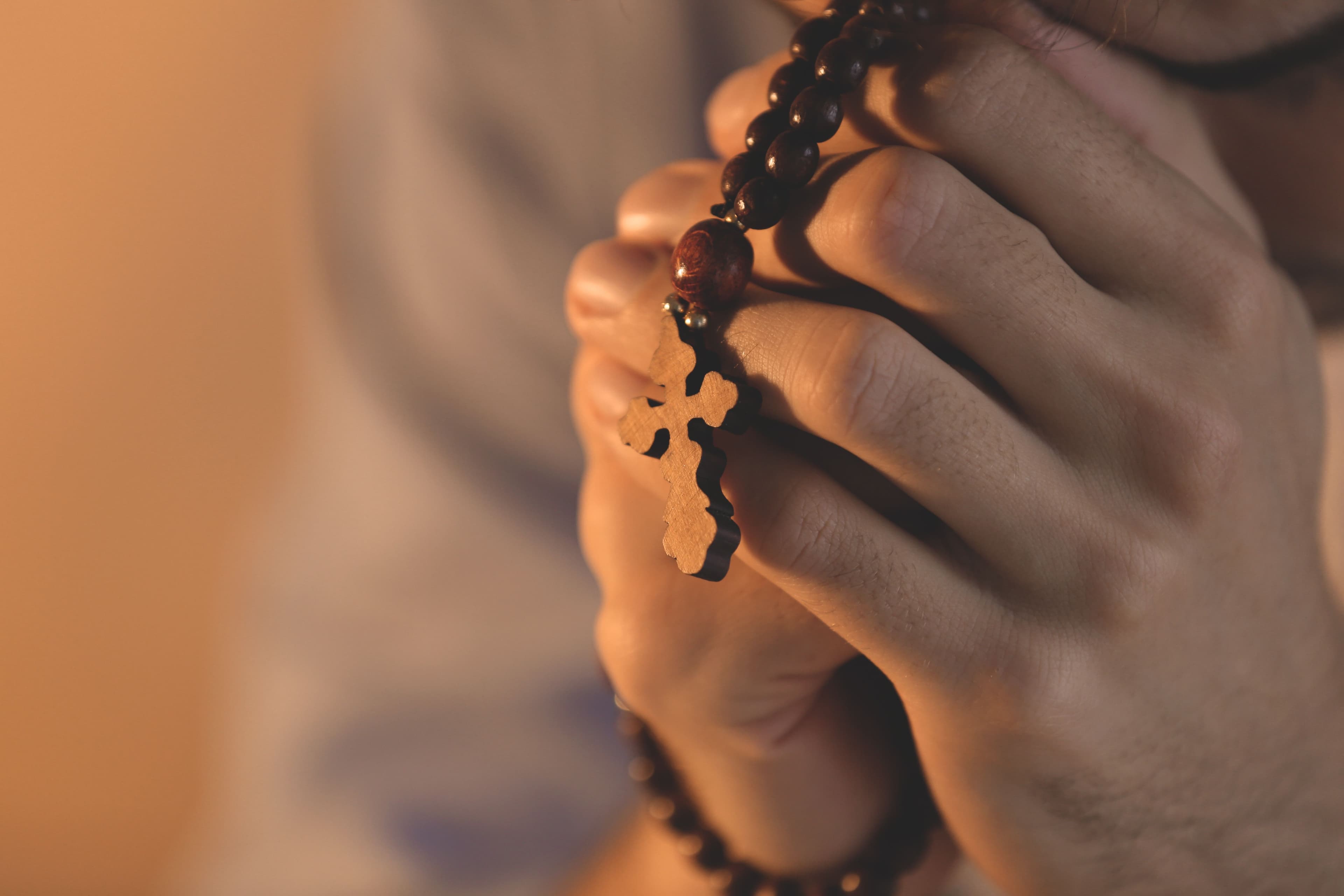 Encuestas revelan pistas sobre la relación de los jóvenes con la espiritualidad, fe y religión. Créditos: Freepik 123