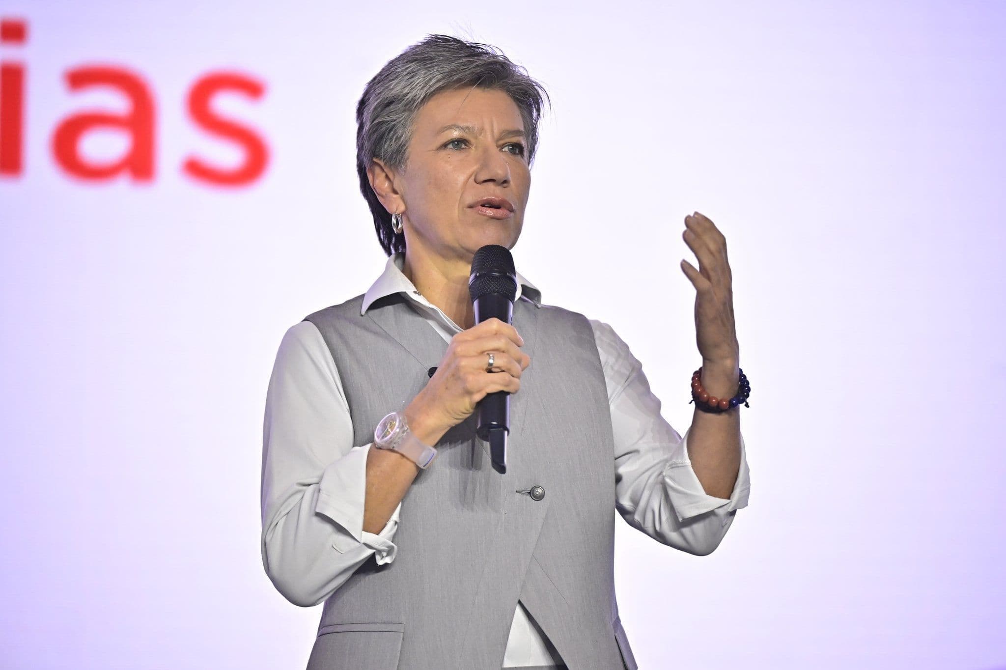 Claudia López en Congreso de Asofondos en Cartagena