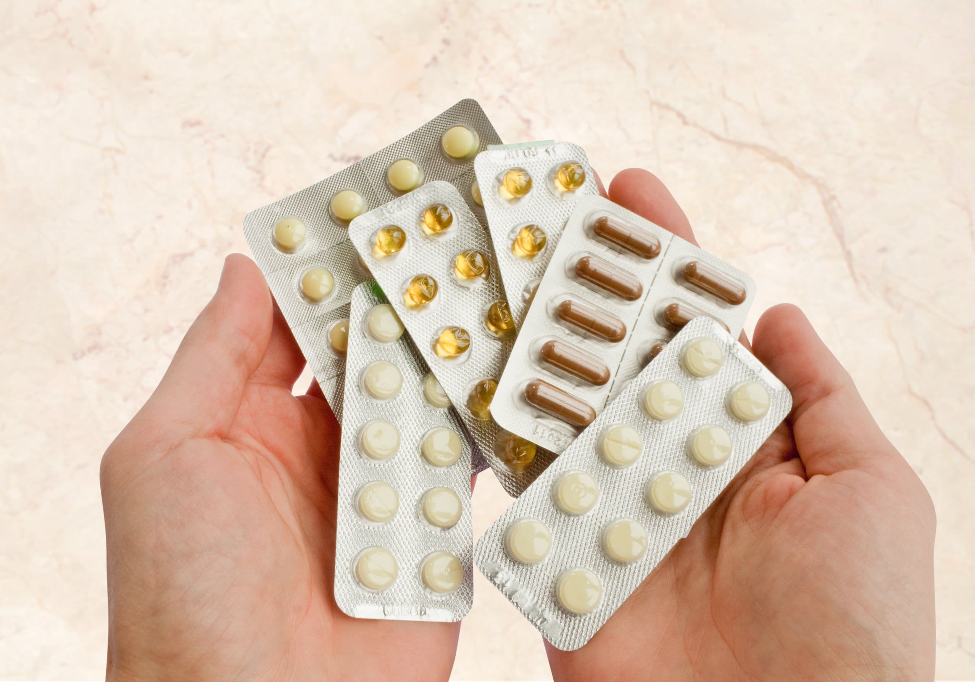 Las autoridades de salud colombianas insisten en el uso responsable de medicamentos de venta libre. Créditos: Freepik