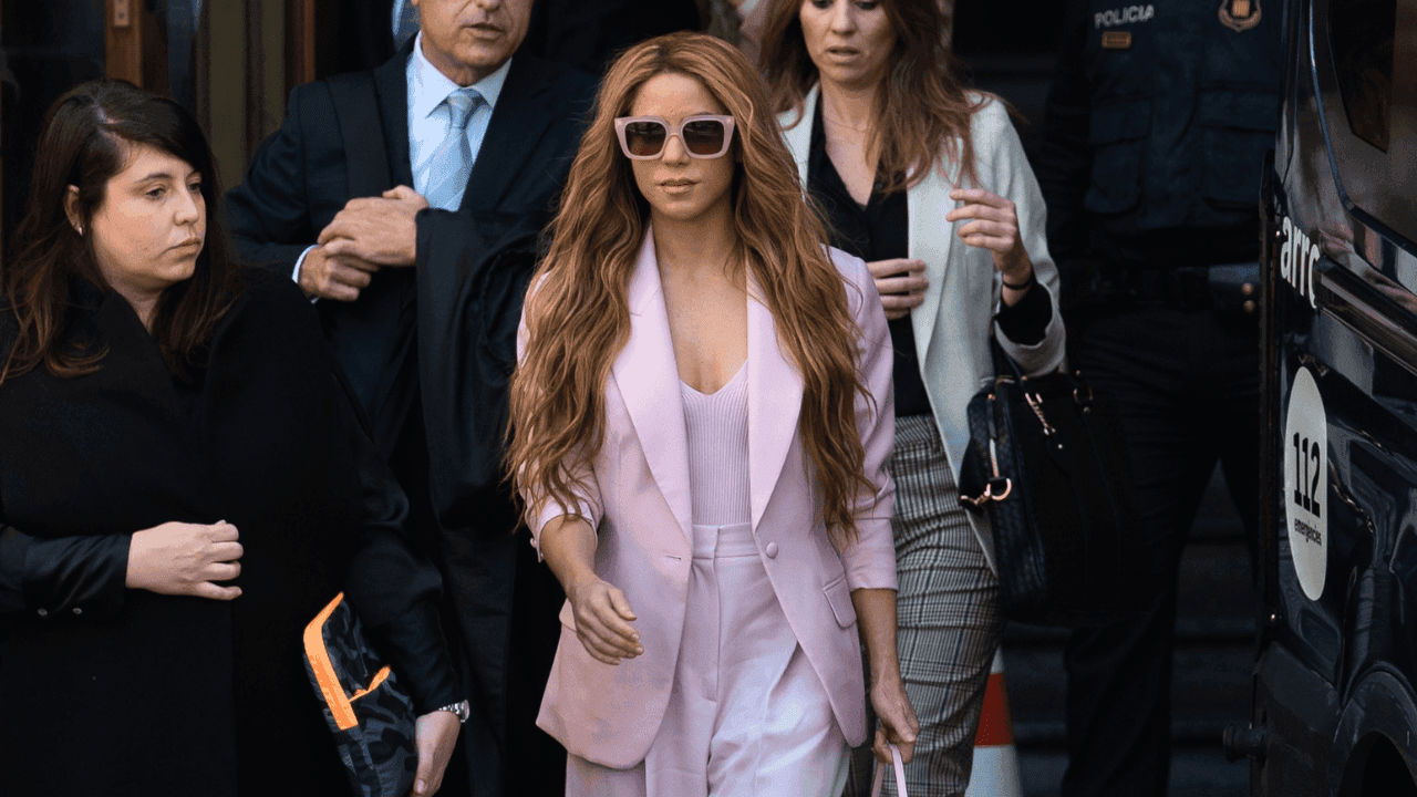 Shakira saliendo de un tribunal
