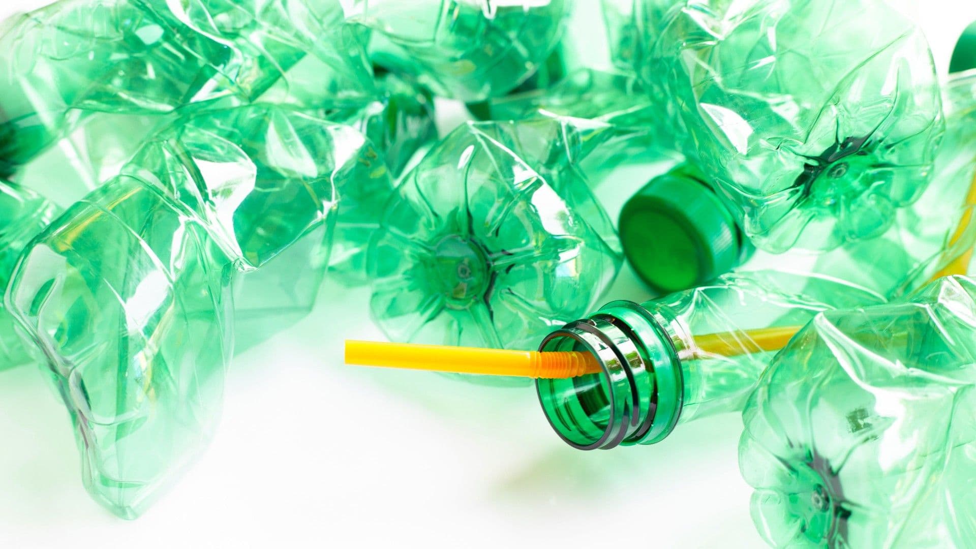 photologuephotos2022-10plastic-bottles-white-background_1jpg