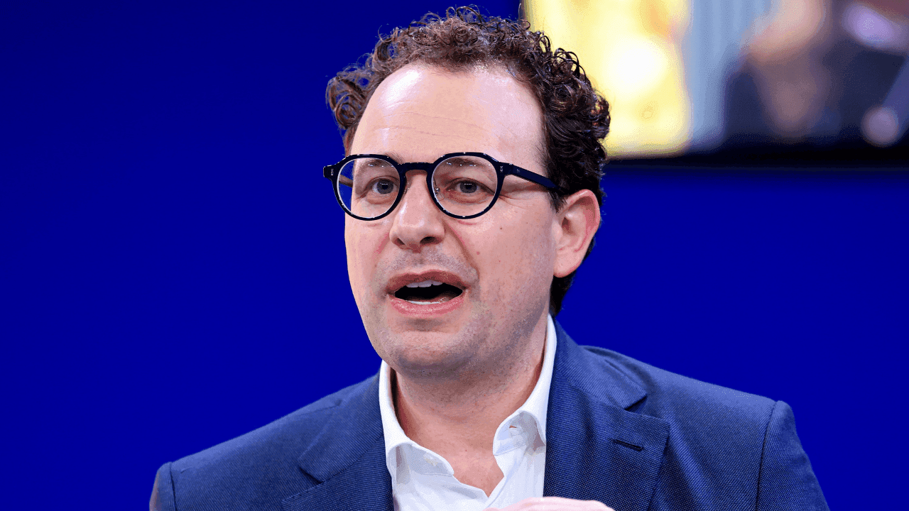 Dario Amodei, CEO de Anthropic: "Debemos frenar el ritmo en que mejoramos las capacidades de los modelos de IA"