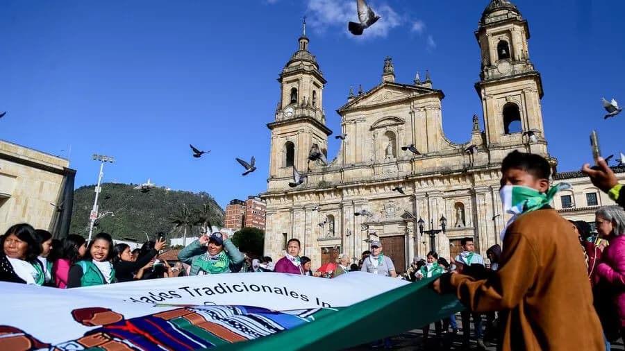 Bogotá. Octubre 24 de 2025. Cientos de personas se reúnen en la plaza de Bolívar en apoyo al gobierno del presidente Gustavo Petro y en apoyo a la Asamblea Nacional Constituyente. (Colprensa - Lina Gasca)