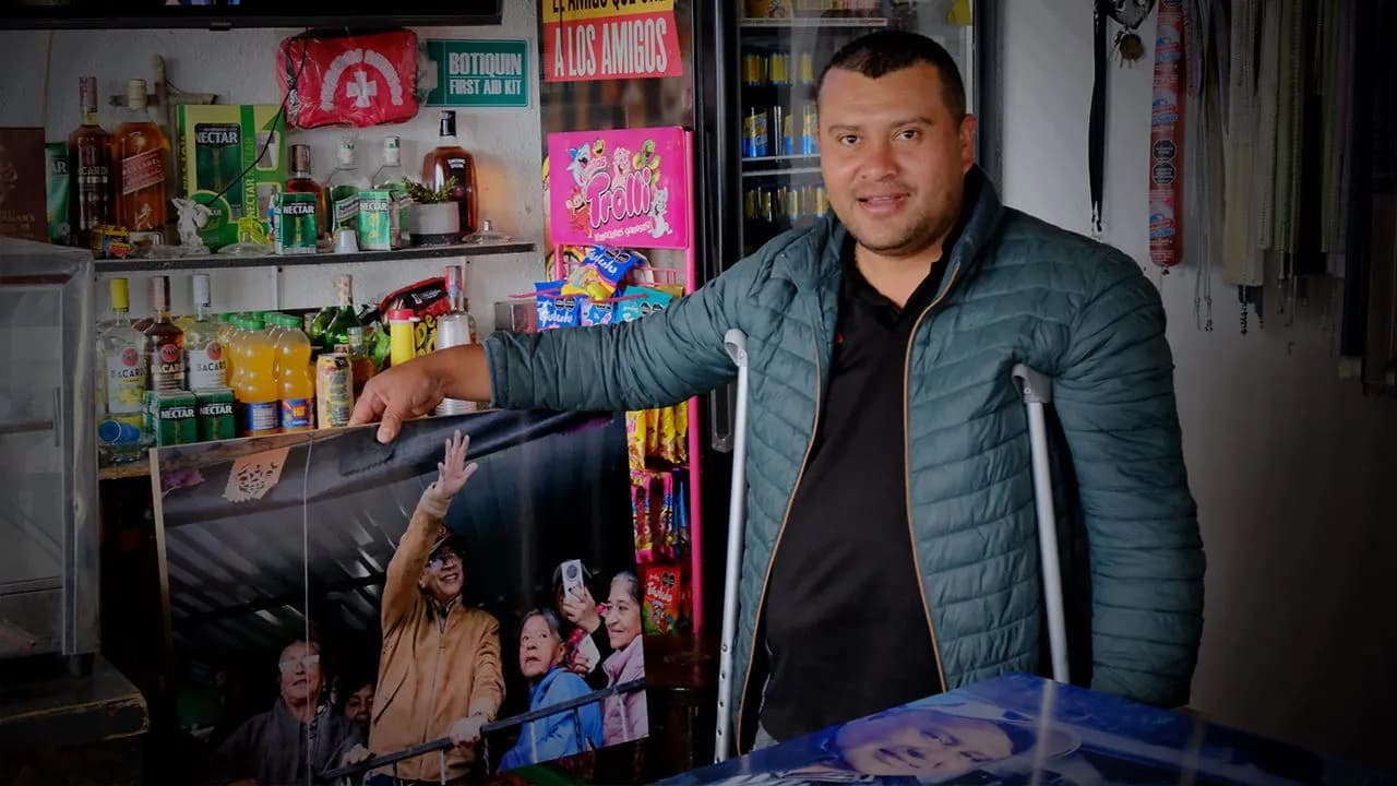 El presidente Gustavo Petro se tomó una cerveza fría en Zipaquirá el jueves pasado. Euclides recuerda que en su bar pusieron drones para evitar ataques y que ese día se despertó con miedo de sufrir un atentado en su tienda | Crédito: Alejandro Aristizábal